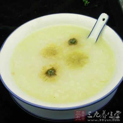 菊花决明子粥清肝明目，降压通便。适用于高血压、高血脂症，以及习惯性便秘等