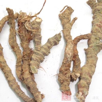 菖蒲根捣汁，烧铁秤锤淬酒一杯饮之