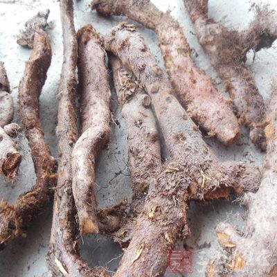 骨碎补：除去杂质，洗净，润透，切厚片，干燥