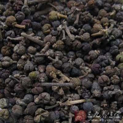 将吴茱萸研末，每次取0.6～1两，用醋调敷两足心