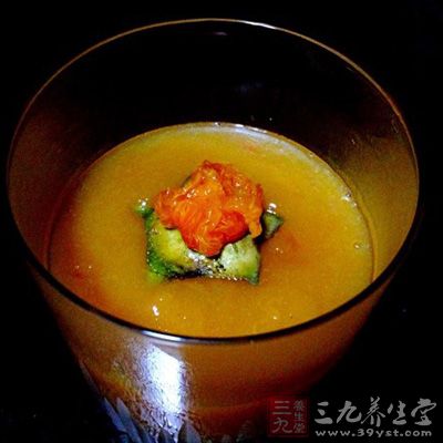 把柿子放到容器当中排好。如果柿子的数量不多