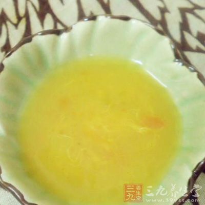 加入糖，再次煮至酱汁浓稠出锅