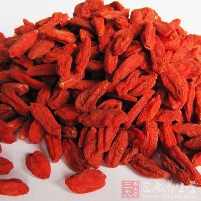 先将枸杞子与何首乌加适量水同煎