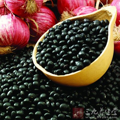 黑豆250克，白果30粒，研碎炒熟