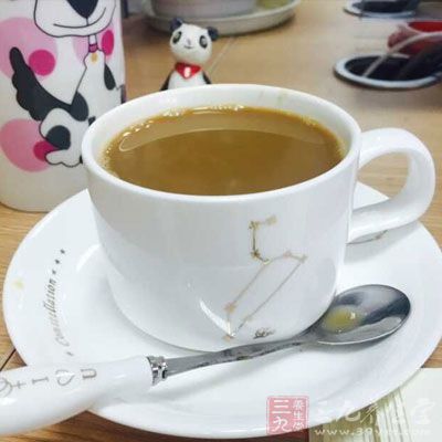 化学性刺激会增加胃酸分泌，如咖啡、浓茶等