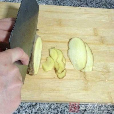 把生姜切丝干炒香后加一碗水