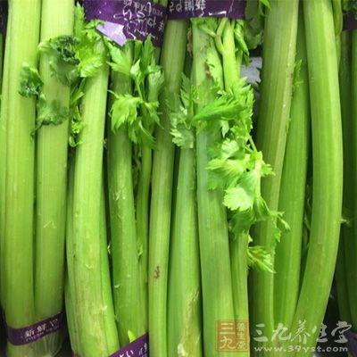 多食富含纤维素的食物，如芹菜