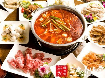 冬季吃火锅是人们的最爱，尤其是麻辣火锅，但是麻、辣、烫都会刺激肠胃，容易损伤胃肠道粘膜