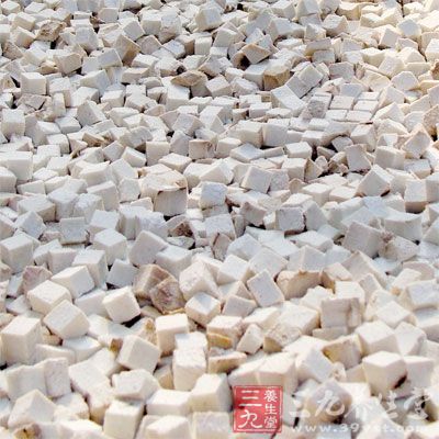 茯苓消痰利水，渗湿健脾，以助消症之力