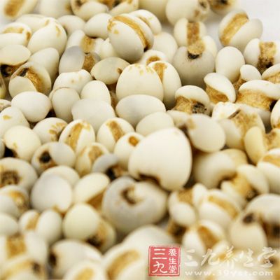 取苡仁30克，鱼腥草50克，粳米100克，食盐适量