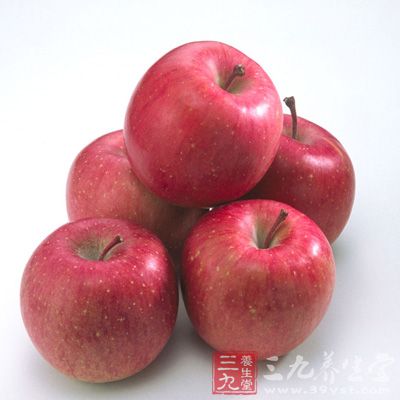 苹果富含维生素和苹果酸，能使积存在我们体内的脂肪分解，保持窈窕身材