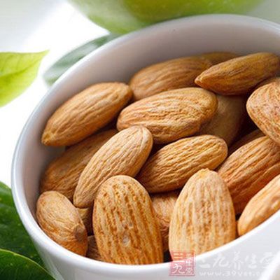 眉间皱纹:每天十粒甜杏仁