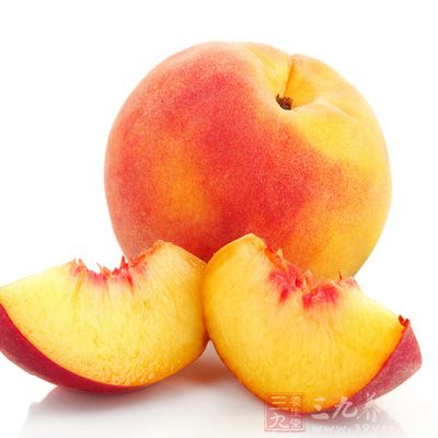 材料：鲜桃子1个、绿茶3g