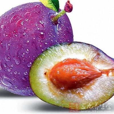 它是一种强身健骨的理想水果，多吃不仅利于骨骼的健康生长，还不宜发胖，一举二得