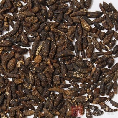 取净香附用米醋、童便、黄酒、炼蜜(加开水烊化)，充分拌炒至干透取出