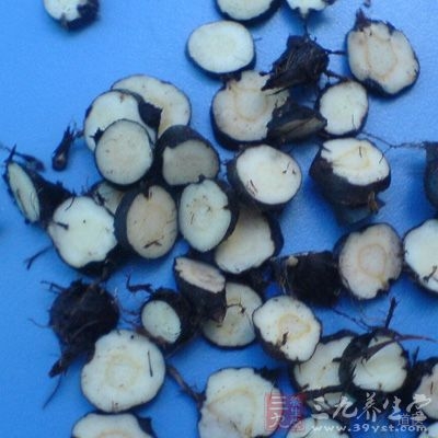 拣去杂质，碾成碎粒，簸去细毛及细末