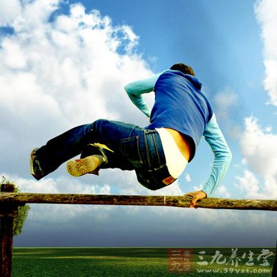 跳跃：向上跳，争取每次跳得比上一次高，或力求达到某一规定高度