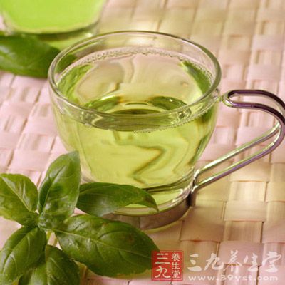 凡色泽绿润，茶叶肥壮厚实，或有较多白毫者一般是春茶