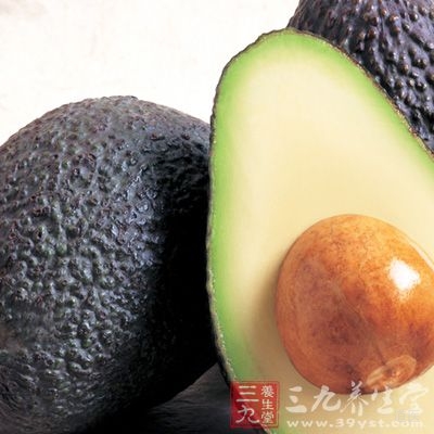 牛油果 1颗，米饭少许， 鸡蛋2个， 胡萝卜1根