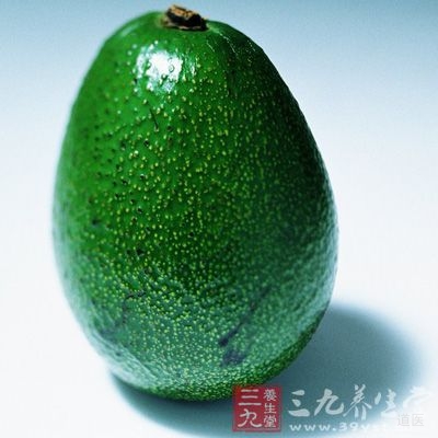 牛油果中间剖开，去掉核，把牛油果肉取出，填到杏鲍菇中