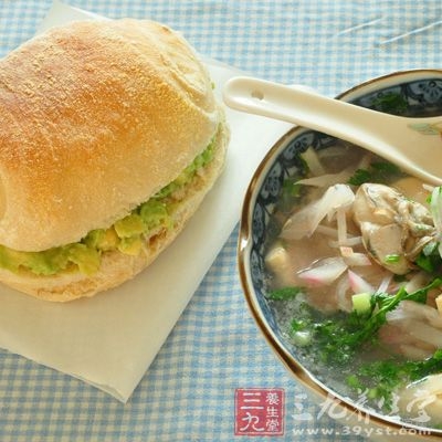 )寿司帘上铺层保鲜膜，然后铺上拌有寿司醋的米饭 ，在米饭上放一张紫菜，再放上蔬菜条