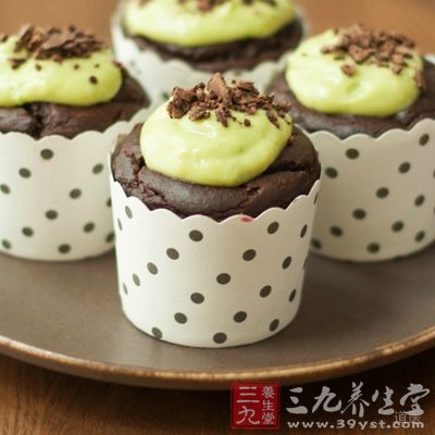 黄瓜、番茄、西芹和洋葱切丁，还可根据口味加入奶酪