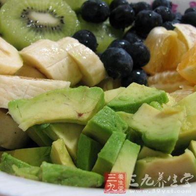 牛油果1个，豌豆、玉米粒、黄瓜、西红柿若干