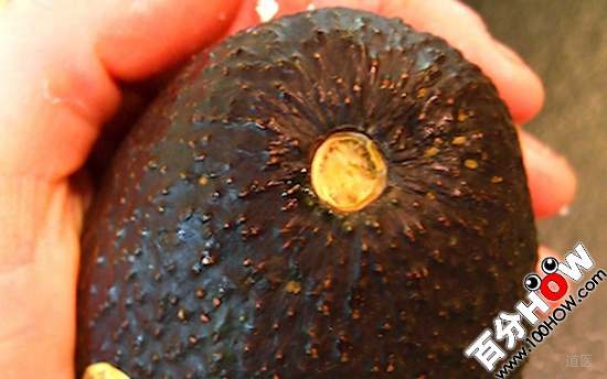 如果你去掉茎以后，看到的是这种黄绿色的斑点，你就算成功挑选到一个好果子了。