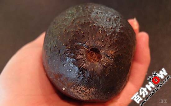 如果你看到茎抠掉以后，是这样深棕色的斑点，那么这个牛油果就是太成熟了，里面开始开始变坏了，把它放回去。