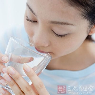 多汗可以喝淡盐水，因为淡盐水能够对肠壁粘膜产生透析作用