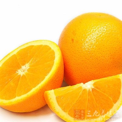 橙子连皮切作片，生姜切片，然后一起煎水