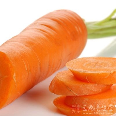 胡萝卜洗净后去皮切末