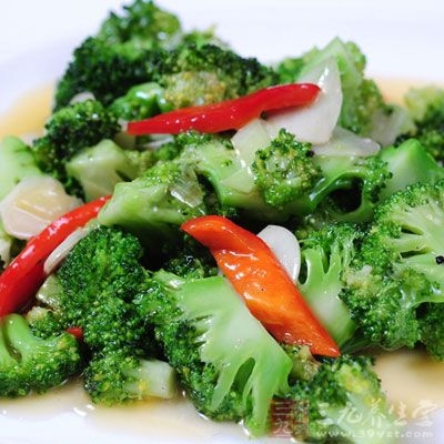 煮熟的菜花可以与各种各样的乳酪、奶汁、调味品、炒鸡蛋、肉、家禽和其他蔬菜一起配制成菜肴