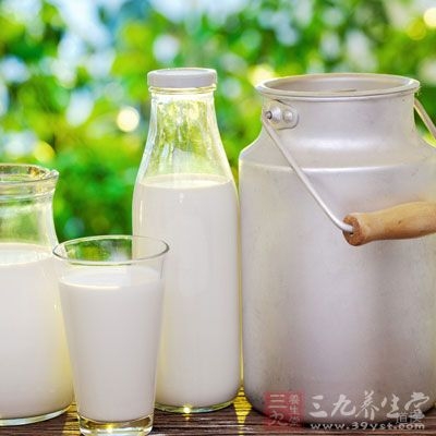 牛奶选择低脂高钙的比较好