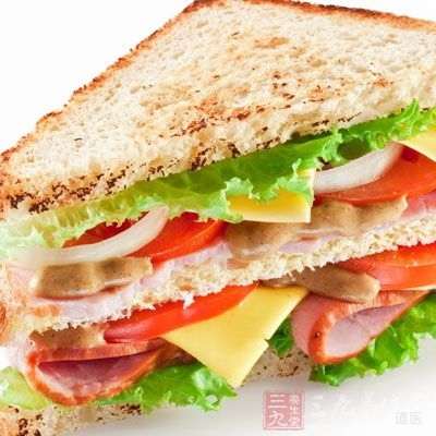 三明治2份、牛奶250毫升、煮鸡蛋1个