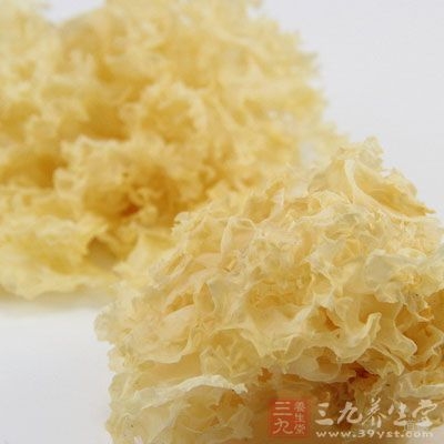 银耳分成两份，一份儿剁碎，一份撕成大朵