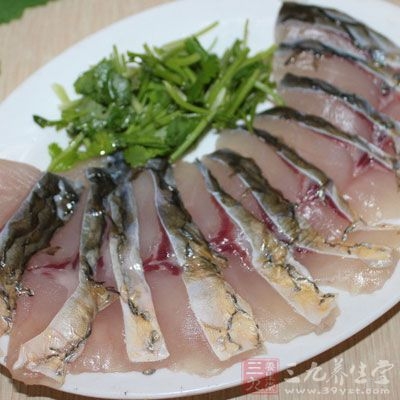 将草鱼切成大片，用盐、胡椒粉、料酒腌渍