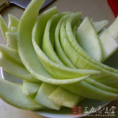 西瓜皮也是宝，吃完西瓜后，将西瓜皮洗干净切成碎块，然后再将它放在锅里加水煮上半个小时