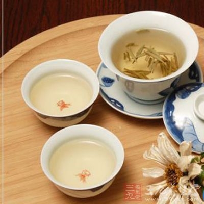 白茶：性清凉，能退热、降火、解毒、防暑和治牙痛，更有提神、消食等功效