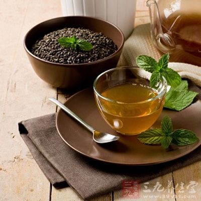 准备6克甘草、6克薄荷叶，放入锅里，再往里面中1000克水，煮5分钟后往里面加入白糖搅拌均匀