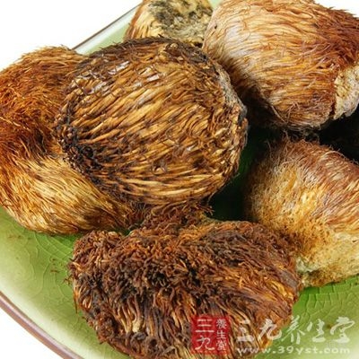 猴头菇中含有多种氨基酸和丰富的多糖体，能助消化，对胃炎、胃癌、食道癌、胃溃疡、十二指肠溃疡等消化道疾病的疗效令人瞩目