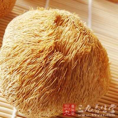 将猴头菇洗净，放在清水中浸泡30分钟