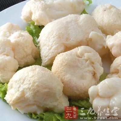 猴头菇在湿的情况下是白色的，只有干制后才是我们现在看见的金黄色泽