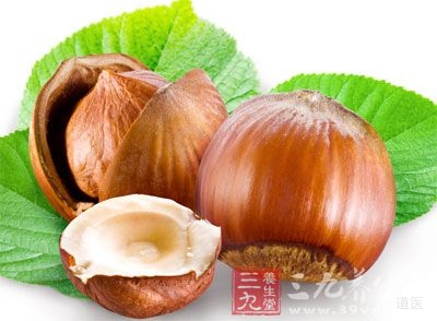 榛子中含有水分7.3克，蛋白质22克，脂肪44.8克，粗纤维