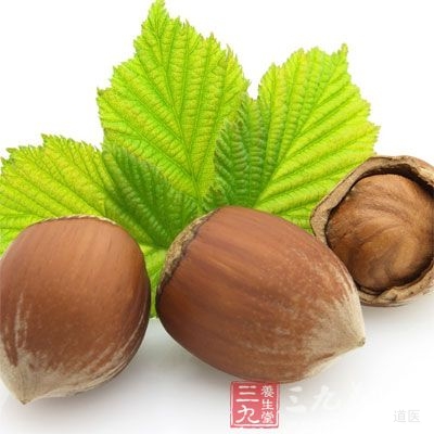 水、酵母和糖放入厨房机;加入面粉、蛋和盐。低速搅拌均匀后