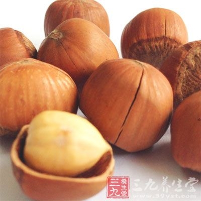 粗砂糖用来作为表面装饰。在烤的过程中，粗砂糖不会熔化，仍保持颗粒状态