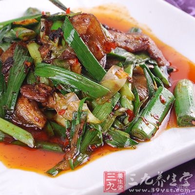 放蒜苗段和红椒丝