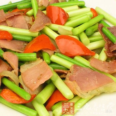 待蛋液稍定型，炒散