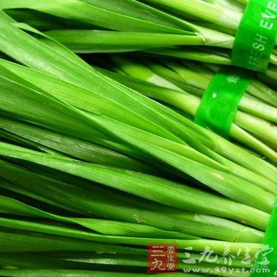 蒜苗剥去外皮，切成2 厘米长的段