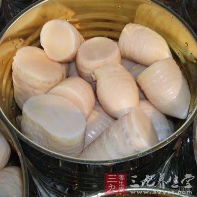 取干净的冬笋装入坛或缸中，然后用两层塑料薄膜盖好并扎紧，使空气不易进入